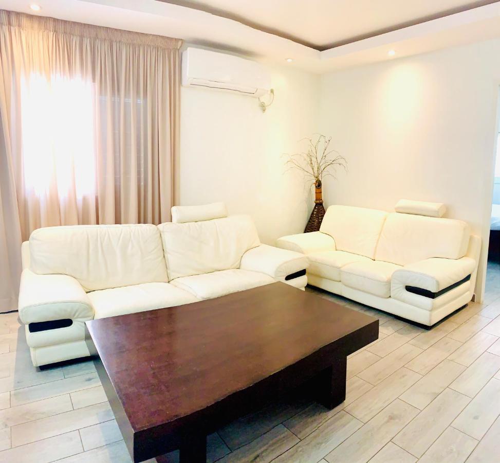 Royal Lea Apartmens Netanya Esterno foto